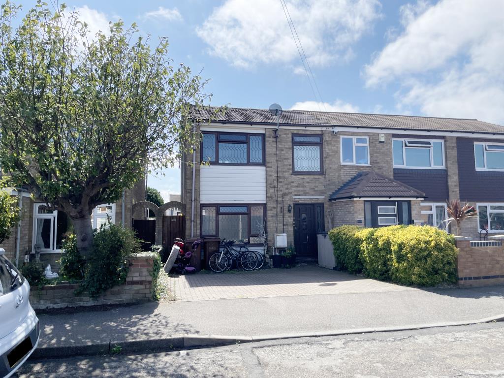 Lot: 124 - HOUSE FOR INVESTMENT IN NEED OF IMPROVEMENT - Front view of house for investment